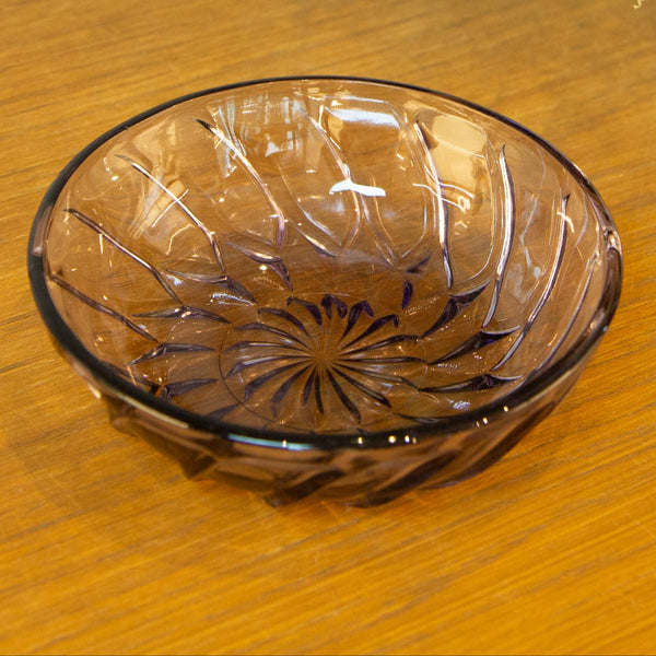 紫のガラス鉢（切り子模様）
